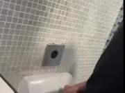 Branle aux urinoirs du centre commerciale