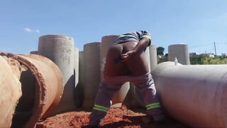 制服を着たアマチュアの黒毛のパパが太いチンポをオナニーして自分のお尻をファックする