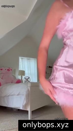 Amateur teen shares her onlyfans content on tiktok