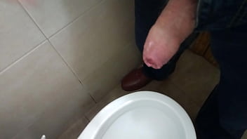 otra pajilla en ba&ntilde_o publico