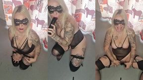 avec ma cravache et mon masque en loup je me caresse et joue avec mon god black