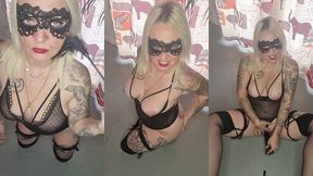 avec ma cravache et mon masque en loup je me caresse et joue avec mon god black