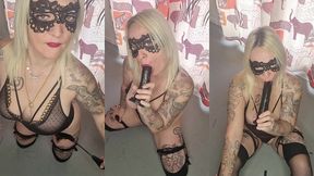 avec ma cravache et mon masque en loup je me caresse et joue avec mon god black