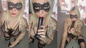 avec ma cravache et mon masque en loup je me caresse et joue avec mon god black