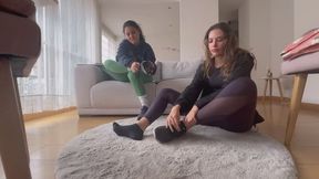 Lucha femenina de pies sudorosos después del GYM
