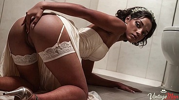 Bride cheats on husband with his best friend in the toilet[AI]