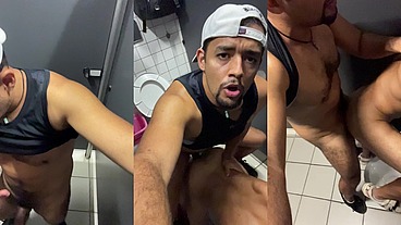 TWINK FODENDO COM DOTADO NO BANHEIRO PUBLICO