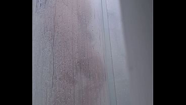 Corno filma esposa no banho e enquanto ela se arruma para sair com o amante.