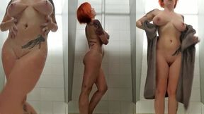 petite video sous la douche dans le vestiaire de la salle de sport, les profs ...