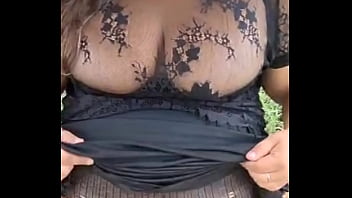 BERUKA  con bastante calor en el bosque, hace que muestre su enorme panocha en el bosque