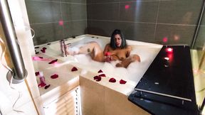 Romantic and wet masturbation in the bathtub for you, with foam and rose petals.