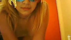 Musterious webcam blondie shows off her pink asshole and her round ass