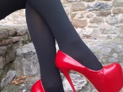 Laura XXX en tacones altos y medias sentada