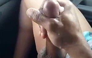 He wanks her and makes her cum in the car