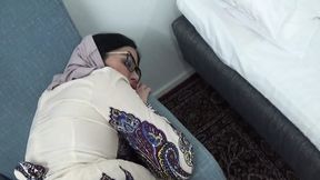 Arab stepmom's big ass&#x1F351; craving for hot cumshot on her curvy, juicy derri&#x00E8;re gets satisfied