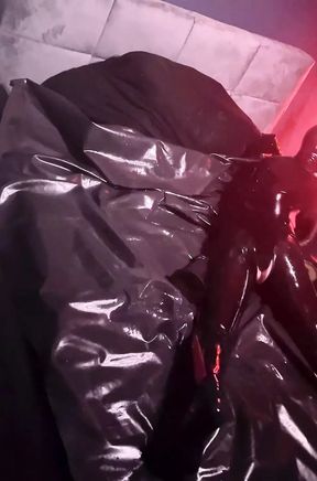 Self Fisting in Fullrubber with gasmask