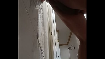 En una regadera ajena me doy muy duro con mi dildo cabez&oacute_n y me saca gemidos y jugos de mi culo trag&oacute_n