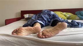 WOMAN’S FEET UNDER THE BLANKET SNORING IN BED - MP4 Mobile Version