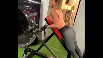 lucila vit en lycra ajustada marcando trasero