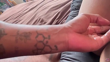 ARROMBADA PELA MÃO E PELA PICA DESSE NEGÃO!