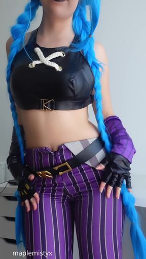 Cosplaying Jinx from League of Legends in a sexy reveal
