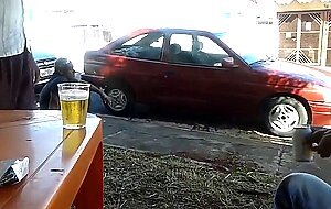 Pinguco mijando na calcada do bar
