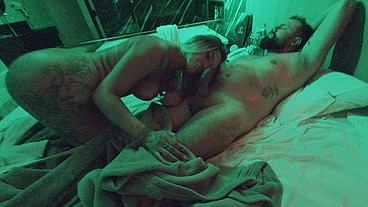 A Boca Mais Gostosa: Trans Mamando o Marido e a Esposa