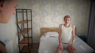 Ojczym wali wytatuowanego pasierba wielkim penisem bez zabezpieczenia podczas amatorskiego trójkąta z fellatio i wytryskiem