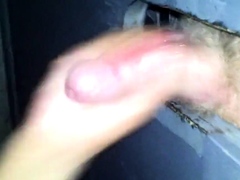 Svenska Hustruns Glory Hole Handjob