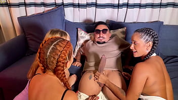 Entrevistei um An&atilde_o e ele COMEU as 3 bucetinhas de toda a equipe e gozou na cara da apresentadora COMPLETO NO SHEER/RED