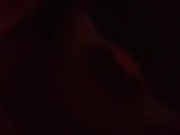 Me masturbo entre luces hasta que me corro