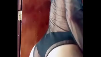 Branquinha safadinha rebolando