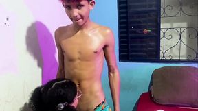 NOVINHO VEIO LIMPAR MINHA PSICINA, ACABOU ARROMBANDO MEU CU SEM D&Oacute_