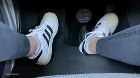 PEDAL PUMPING IN TIGHT SNEAKERS KIRA - MP4 HD