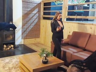 Mis mucamas no se estan portando bien y voy a llamar su atencion en la sala