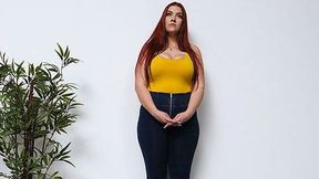 Een grote tieten PAWG meisje krijgt een crème tijdens een auditie