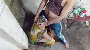 Bhabhi ki chudai, brother-in-law se when his husband was not at home, then sister-in-law was forgotten in the room at night and brother-in-law ke cock chusa ke bhabhi ne stood and then stood up.