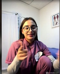 pequea doctoraSweetMilaa1 muetsra sus atributoos