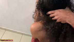 tatuada gostosa conhece o boy na rua e leva pra casa pra dar o cuzinho de quatro empinada na poltrona