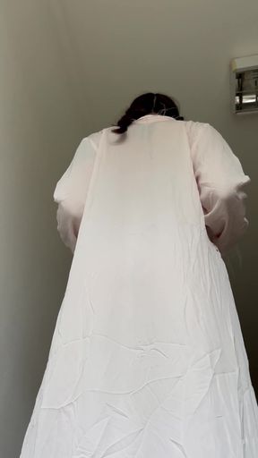 Amateur onlyfan shows off her ass