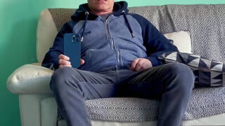 Uomo sexy che pompa il suo cazzo pulsante