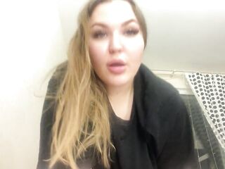 Virtual sex with a curvy honey