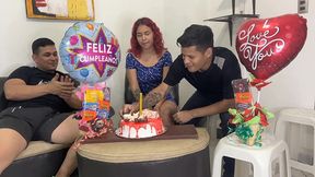 hijastros le celebran el cumpleanos a su madrastra y de regalo sorpresa 2 pollas para follarla por el culo