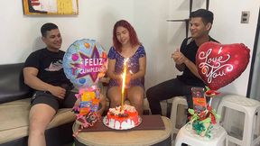 hijastros le celebran el cumpleanos a su madrastra y de regalo sorpresa 2 pollas para follarla por el culo