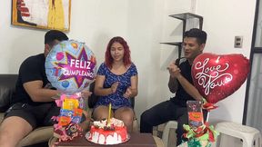hijastros le celebran el cumpleanos a su madrastra y de regalo sorpresa 2 pollas para follarla por el culo