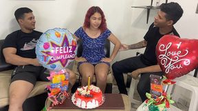 hijastros le celebran el cumpleanos a su madrastra y de regalo sorpresa 2 pollas para follarla por el culo