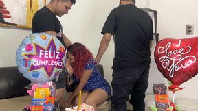 hijastros le celebran el cumpleanos a su madrastra y de regalo sorpresa 2 pollas para follarla por el culo