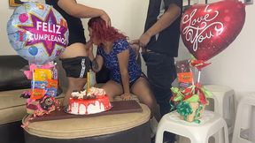 hijastros le celebran el cumpleanos a su madrastra y de regalo sorpresa 2 pollas para follarla por el culo