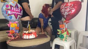 hijastros le celebran el cumpleanos a su madrastra y de regalo sorpresa 2 pollas para follarla por el culo