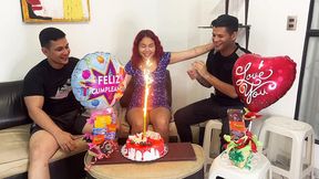 hijastros le celebran el cumpleanos a su madrastra y de regalo sorpresa 2 pollas para follarla por el culo